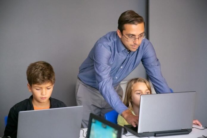 Developing Digital Leadership Skills in Education Developing Digital Leadership Skills in Education